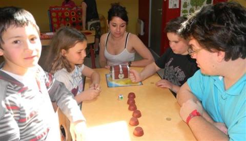 Les enfants ont découvert de nombreux jeux qu’ils ne connaissaient pas. Photo P. F. (CLP)