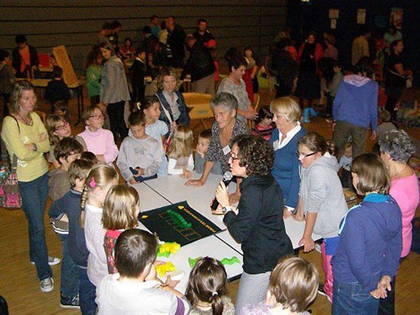 La foule des enfants autour de Marie-France Evin, lors de sa présentation du nouveau jeu « Pyramide d'animaux ».